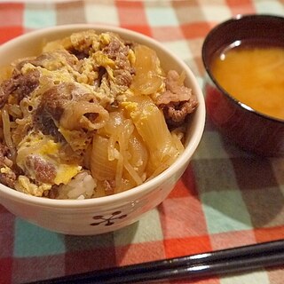 懐かしい味♪卵入り牛丼